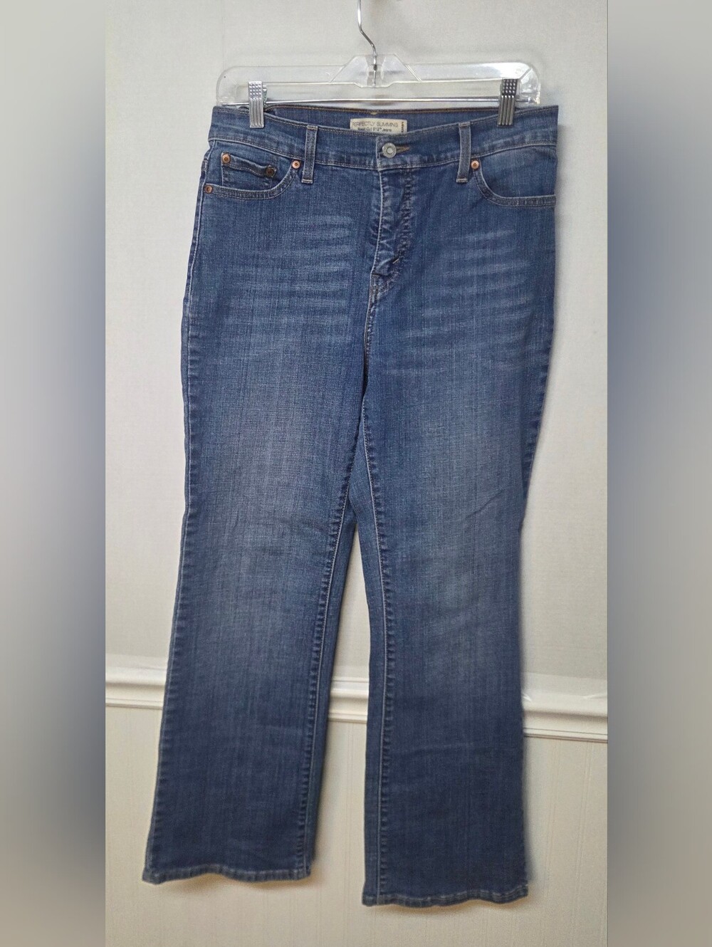 Levi's 512 Perfectly Slimming Bootcut Jeans Women's 30x30 Flap Pocket. 0256